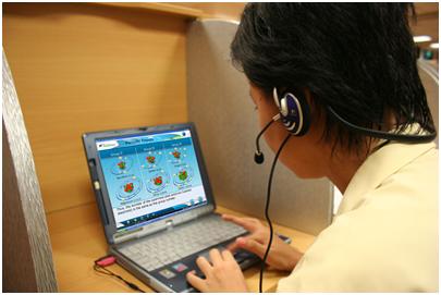 学生们在课堂上使用smart class