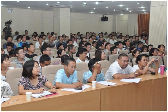 老师们认真听课做笔记