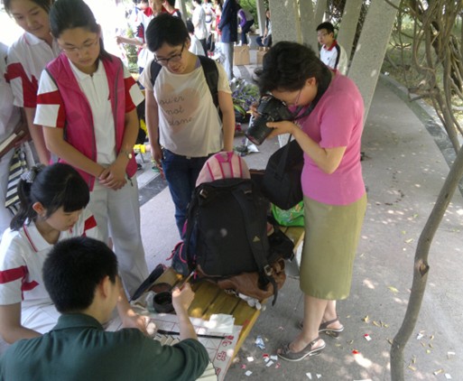 学生现场书写扇面