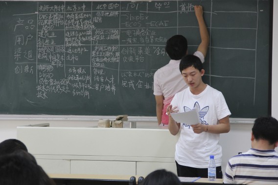 学生在志愿者指导下进行案例分析