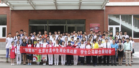 参赛同学与评委合影