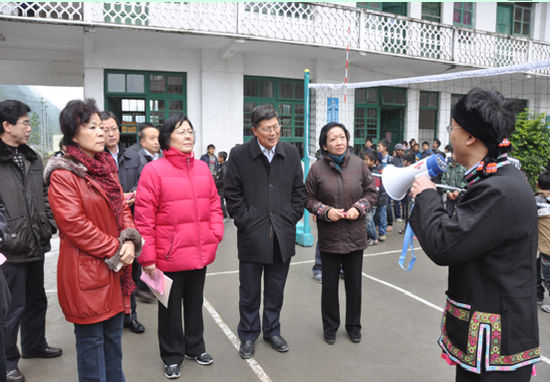 在学校操场听取情况介绍
