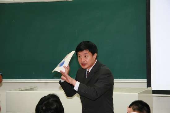 靳忠良老师工作照