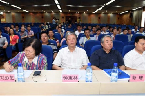 双师教学项目2013—2014学年总结会暨中小学1+1慕课教育项目培训会会议现场