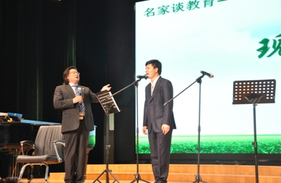“戴你唱歌”超级声乐慕课发起人戴玉强（左）现场指导人大附中声乐老师唱歌