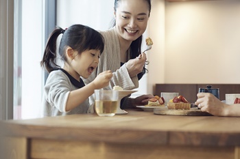 小S用罚跪女儿的行为告诉你：孩子应该是穷养还是富养？