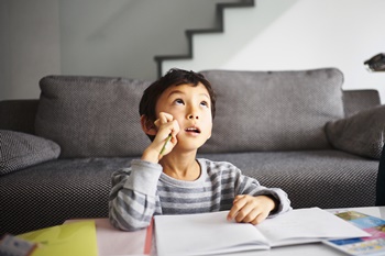 小学生自己在家接到疑似诈骗电话，立即报警！孩子安全防范意识强有多重要！