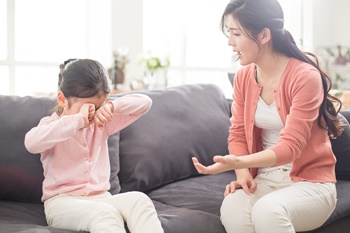 “妈妈暴力逼迫小学女儿学大学英语，被撤销监护权”家长切莫暴力对待孩子！